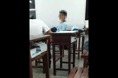 高中生沒錢買手機！上課查資料「呆坐位子」　老師心疼徵愛心機…網友意外戰翻
