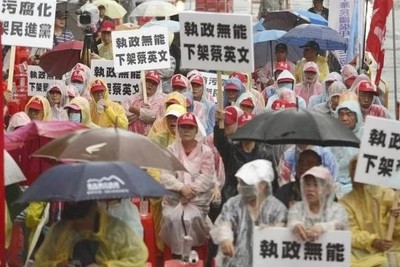 庶民發難！左批蔡英文右貶吳敦義　「自救會」冒雨挺韓