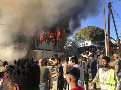希臘難民營「貨櫃屋大火」釀1死　1.3萬移民擠爆3000人營地…怒掀暴動