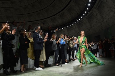 Versace 2020春夏與Google有關？原來圖片搜尋功能的誕生於JLo綠色禮服