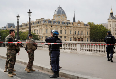 快訊／巴黎警察總部持刀攻擊　至少4死5傷…持刀男當場被擊斃