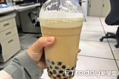 女同事天天喝珍奶!上班抱怨「呼吸都會胖」 ... 他一看體型秒戒糖