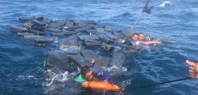 3男手抱「詭異包裹」沉浮海上　軍方救援查獲1265公斤古柯鹼