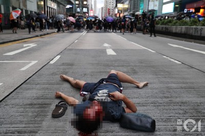香港反蒙面遊行...彌敦道一男遭「私了」　血流滿面「大字倒地」鞋掉一旁