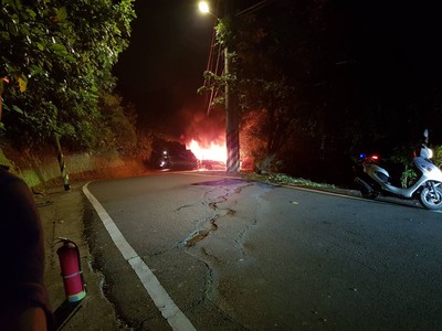 小貨車深夜疑遭縱火燒毀　警逮3少年帶回派出所調查