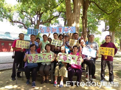 不一樣的重陽節  台南就業中心辦高齡者職場旅行團
