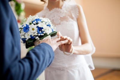 遭暴力男友強押登記結婚…21歲嫩妹「一招脫身」！證人還原當天狀況