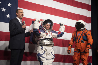以前太空人登月只能「兔子跳」　NASA公布40年首款全新太空衣！