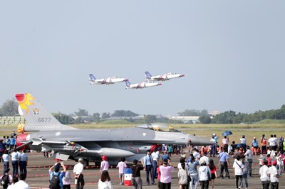 【多圖】空軍臺南基地營區開放預校　幻象2000大G桶滾吸晴