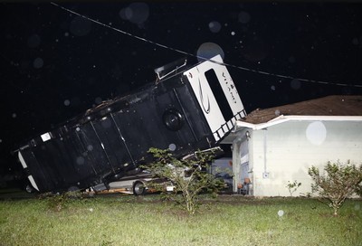 熱帶氣旋引「龍捲風」橫掃佛州　拖車直接捲上屋頂…萬戶斷電