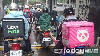 單親媽帶小孩送外賣「秒收3檢舉」　兒子回家問：以後可以都帶我去嗎…她崩潰了