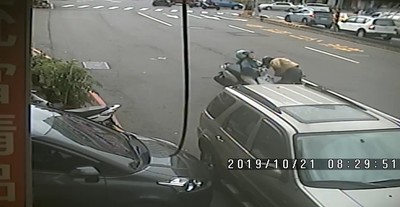台中2機車無煞車「正面對撞」 男女騎士彈飛落地超驚悚