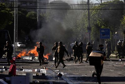 3名智利警察包圍抗議學生　騎機車絆倒並輾過腹部