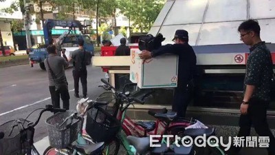 首例路邊查封！路邊攤脫產拒繳「913張罰單」…貨品全被搬走了