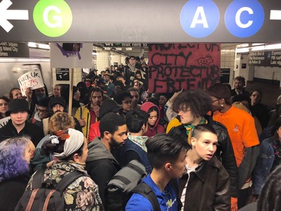紐約千名示威者逃票衝入地鐵站　怒控「警察濫用暴力」：別碰黑人孩子