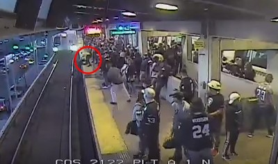 乘客酒醉搖晃摔落月台　捷運撞上前...員工「一個箭步」拉起救命