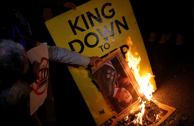 「加泰隆尼亞沒有國王」！西班牙王室訪巴塞隆納　示威者場外狂燒照片