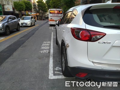 獨／菜鳥公車司機撞路邊車　公司代賠償要看車年份、殘值…車主怒喊太扯！