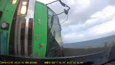濱海公路3秒目睹「死神貨車」翻覆！Lexus遭撞轉180度…網嚇：褲底超大包