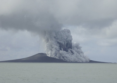 海底火山爆發18天…東加王國一座島直接沉沒　旁邊長出「3倍大新島」