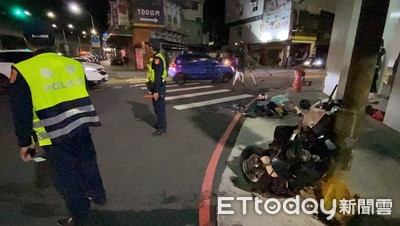 轎車深夜疑似違規搶快左轉　騎士連人帶車撞上亡