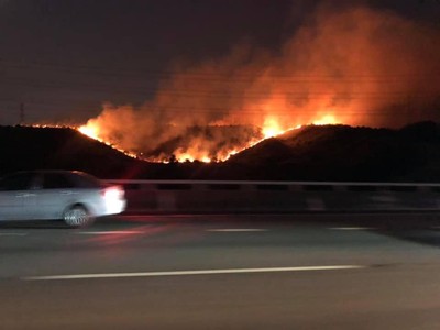 快訊／台中龍井驚傳大火　國道3號旁雜草「狂燒4hrs」…火勢無法控制