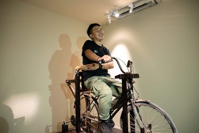 踩腳踏車就有「抱緊處理」!駁二裝置藝術開放光棍節取暖