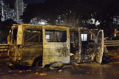 港警衝鋒車遭示威者包圍「燒到剩骨架」、車窗全碎！5個月首例