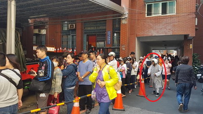 世界棒球賽完封韓國心情好　中和警分局長請民眾300份雞排：比丘尼都來了