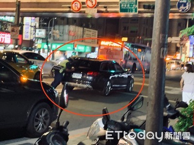 保時捷凱燕當街拋錨！下班尖峰堵勇警推車排除　女駕駛糗：很抱歉