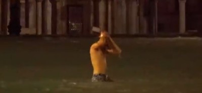 影／暴雨逆襲威尼斯　1.87m洪水淹道路「半裸哥苦泳聖馬可廣場」尬笑惹心疼！