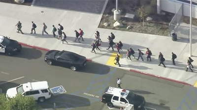 更新／15歲「亞裔男槍手」抓到了…送醫急救！　南加州高中槍擊至少6人中彈