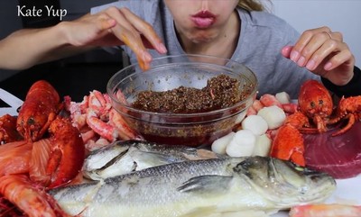 國外Youtuber「超野性吃海鮮」竄紅　影片驚見手指敲碗…求救訊號惹議！