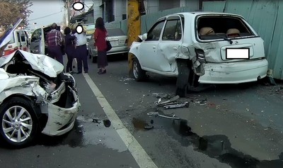 下交流道後疑精神不濟　連續撞擊路邊車輛四人送醫