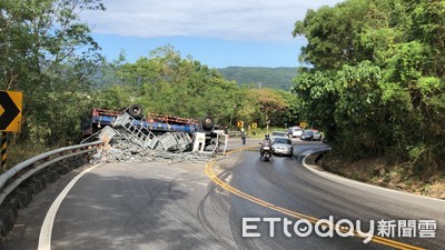 南迴公路貨車彎道翻覆漏油　大武警火速交管防堵塞