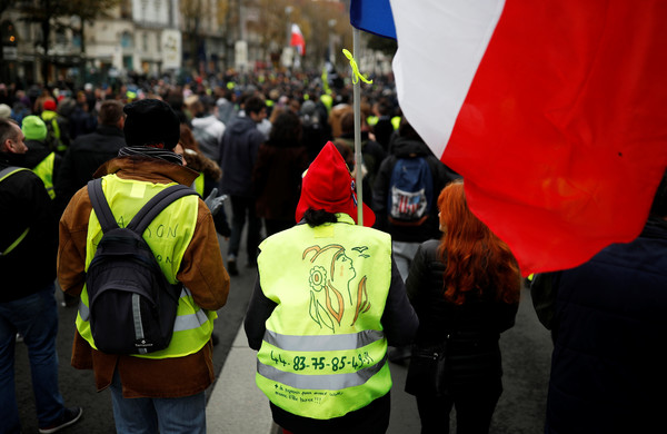 ▲法國民眾走上街頭紀念黃背心運動一周年。（圖／路透）