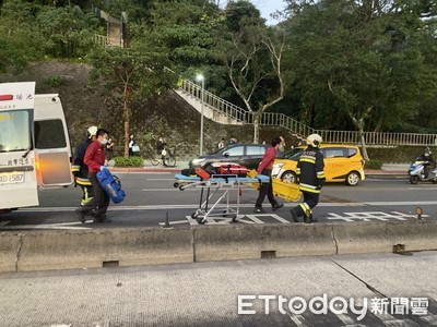 快訊／北市羅斯福路亞聯客運衝分隔島！撞斷燈桿司機卡車內