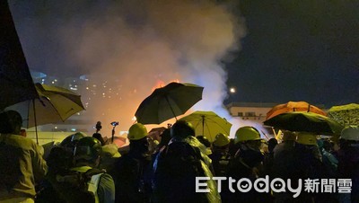 港警深夜派裝甲車衝撞「反遭汽油彈擊退」　示威者扔磚…警開2槍反制