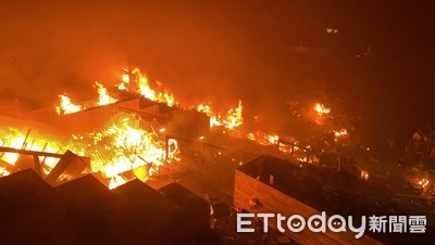 快訊／港警5點半攻進理大影片曝！「爆多聲巨響」示威者校門焚燒路障