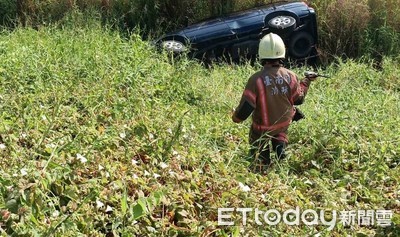 中山高北上台南下營段小客車衝邊坡翻覆　女駕駛送醫