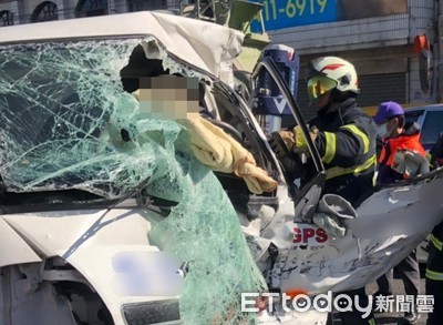 小貨車失控追撞聯結車釀2人傷　警消破壞車體救出受困司機