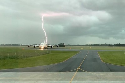 閃電直轟地面險「劈中飛機」火光噴發！　紐西蘭暴風雨驚險畫面曝光