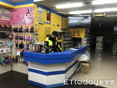 DVD店深夜忘關大門　林口警充當店員找到粗心老闆