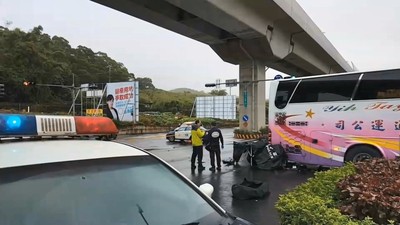 快訊／淡水清晨死亡車禍！騎士自摔「滑進車底」　慘遭左轉遊覽車輾斃