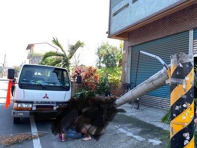 走出家門口電線桿突然斷成兩截　80歲阿嬤被砸中命危