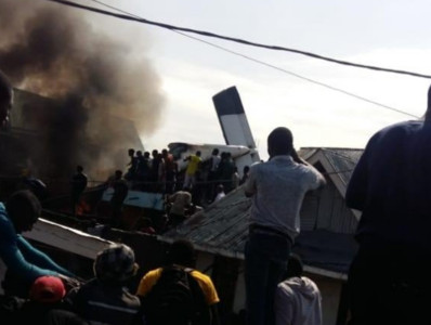 剛果民主共和國飛機墜毀「衝入住宅區」竄火黑煙狂冒　傳多人罹難