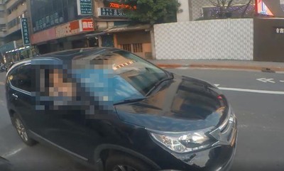 騎士禮讓行人竟被罵　後車喇叭狂按…大媽探頭狠嗆「是不是想打架」