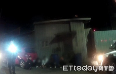 糾眾「10人打1」遭盤查還滑手機　警喊全部蹲下！7少嚇到了