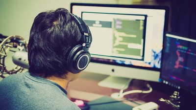 住戶逼代寫小孩功課!「成績21分」暴怒投訴 保全遭扣薪5千、記過