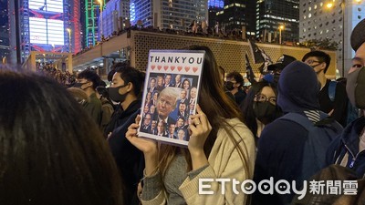 感謝川普通過法案！10萬港民中環感恩夜上街「揮動美英國旗」　激動流淚